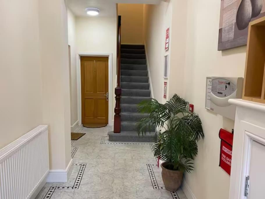 Private Parking, Central Llandudno, King Bed With Ensuite At Clement Lodge Exterior photo