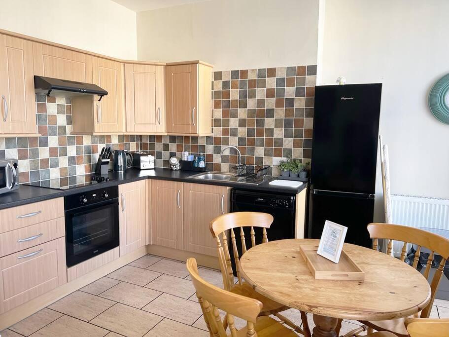 Private Parking, Central Llandudno, King Bed With Ensuite At Clement Lodge Exterior photo