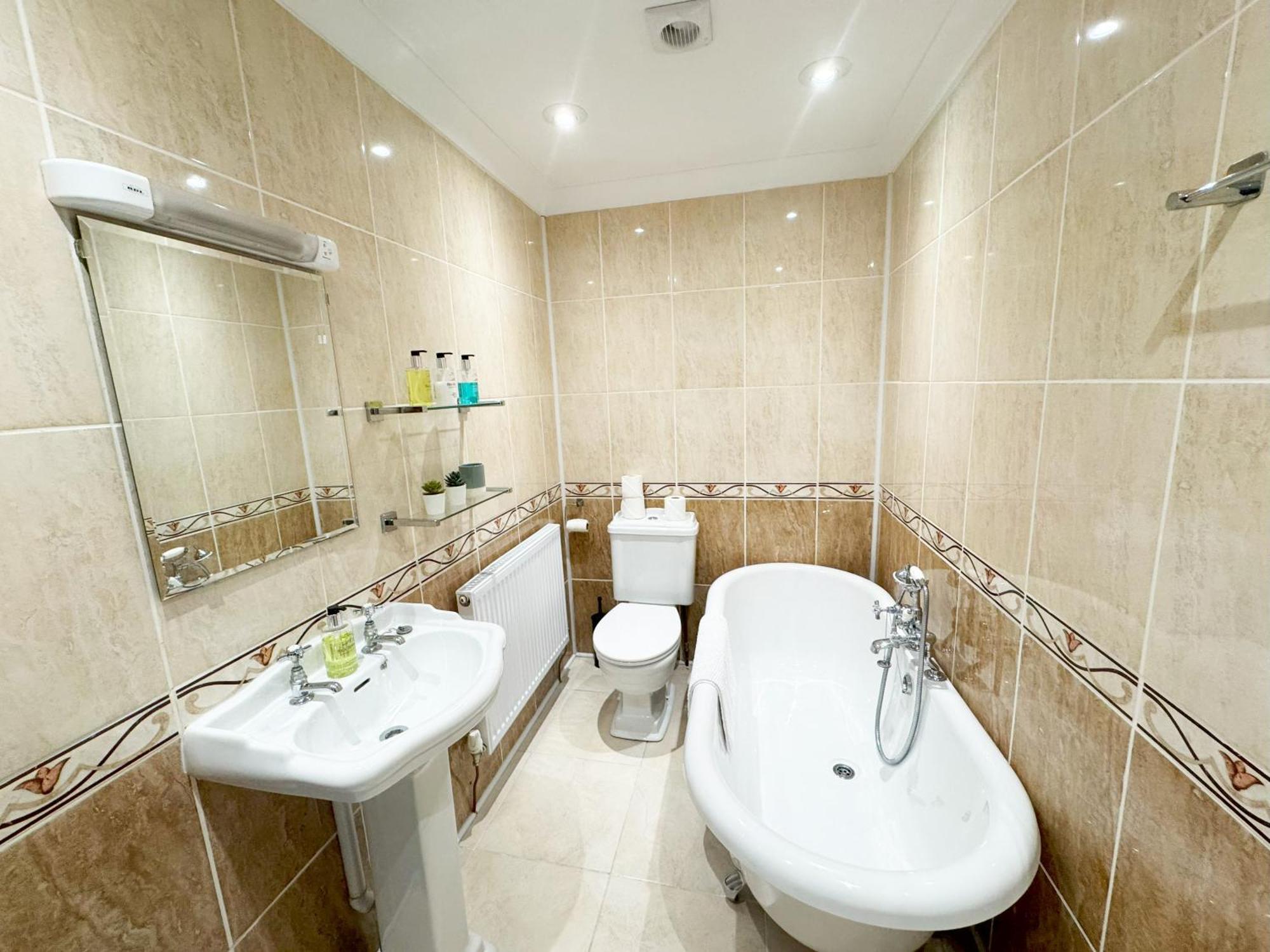 Private Parking, Central Llandudno, King Bed With Ensuite At Clement Lodge Exterior photo