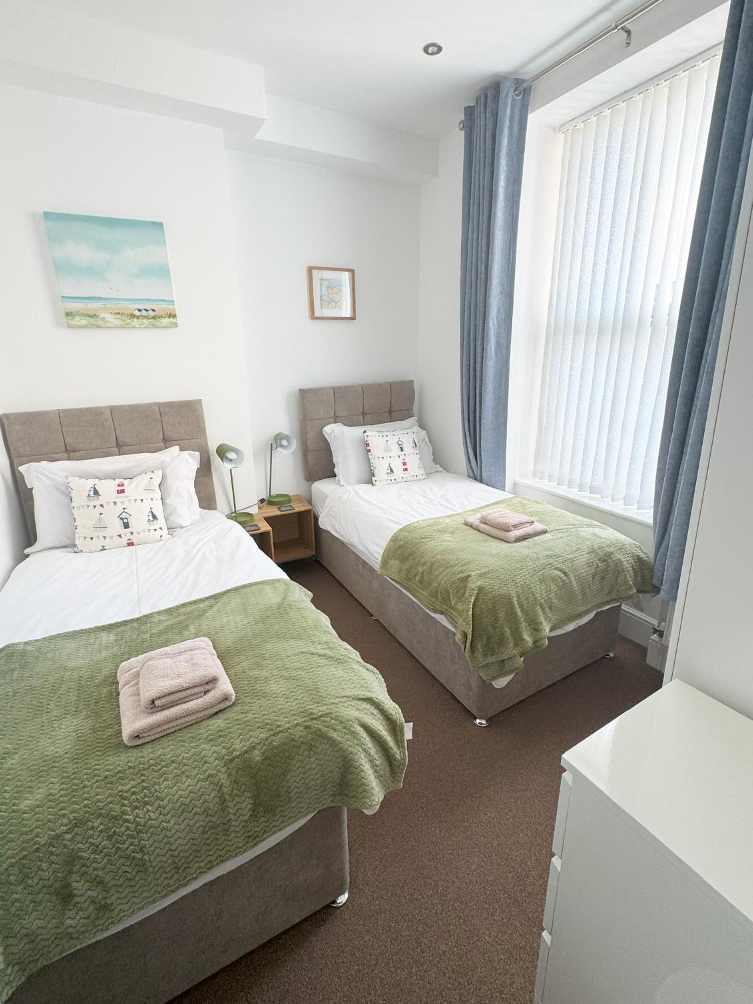 Private Parking, Central Llandudno, King Bed With Ensuite At Clement Lodge Exterior photo